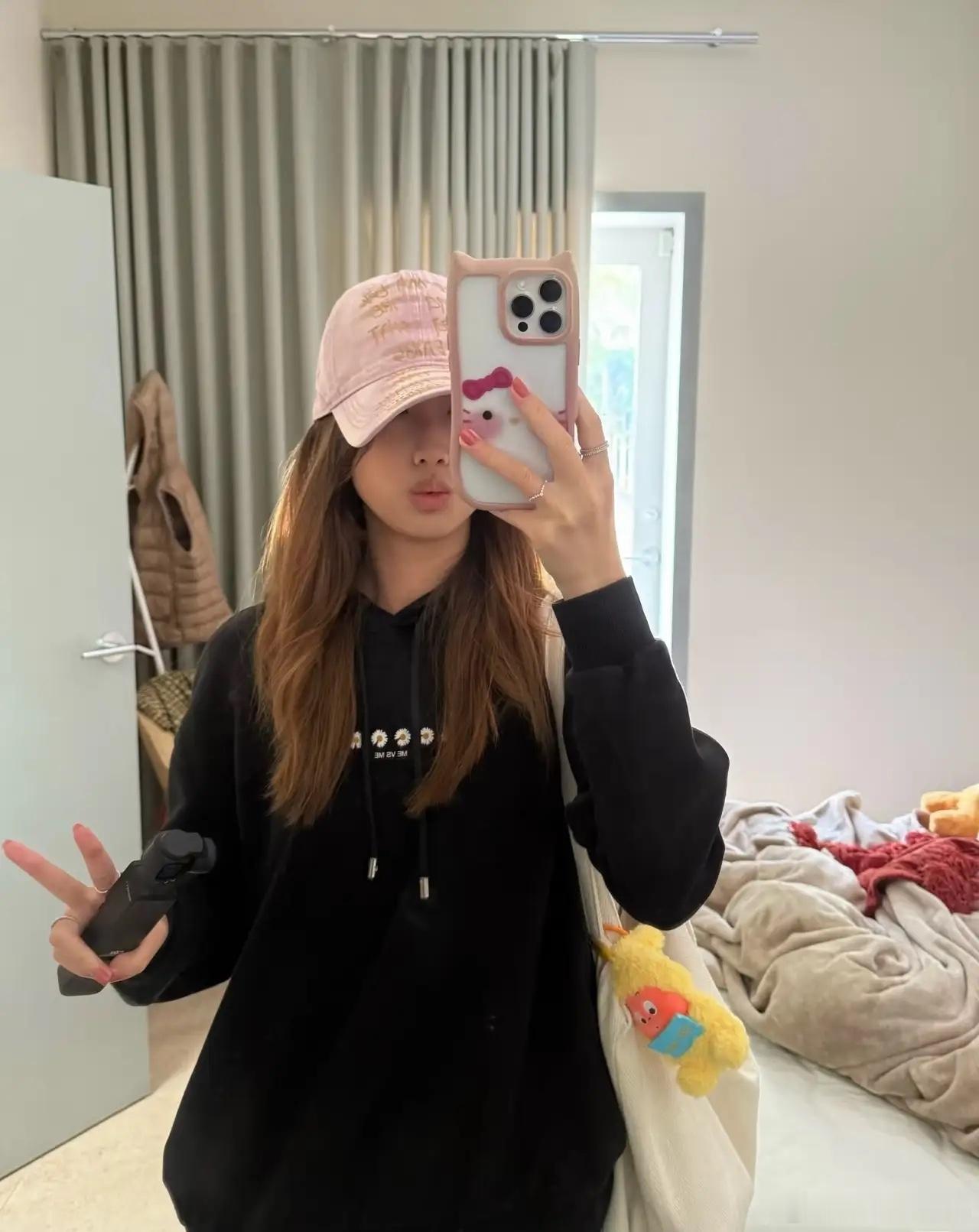 冯小刚女儿晒和金泰勇合影，他是汤唯老公，这人脉真厉害！她的大学挺牛的，查普曼大学