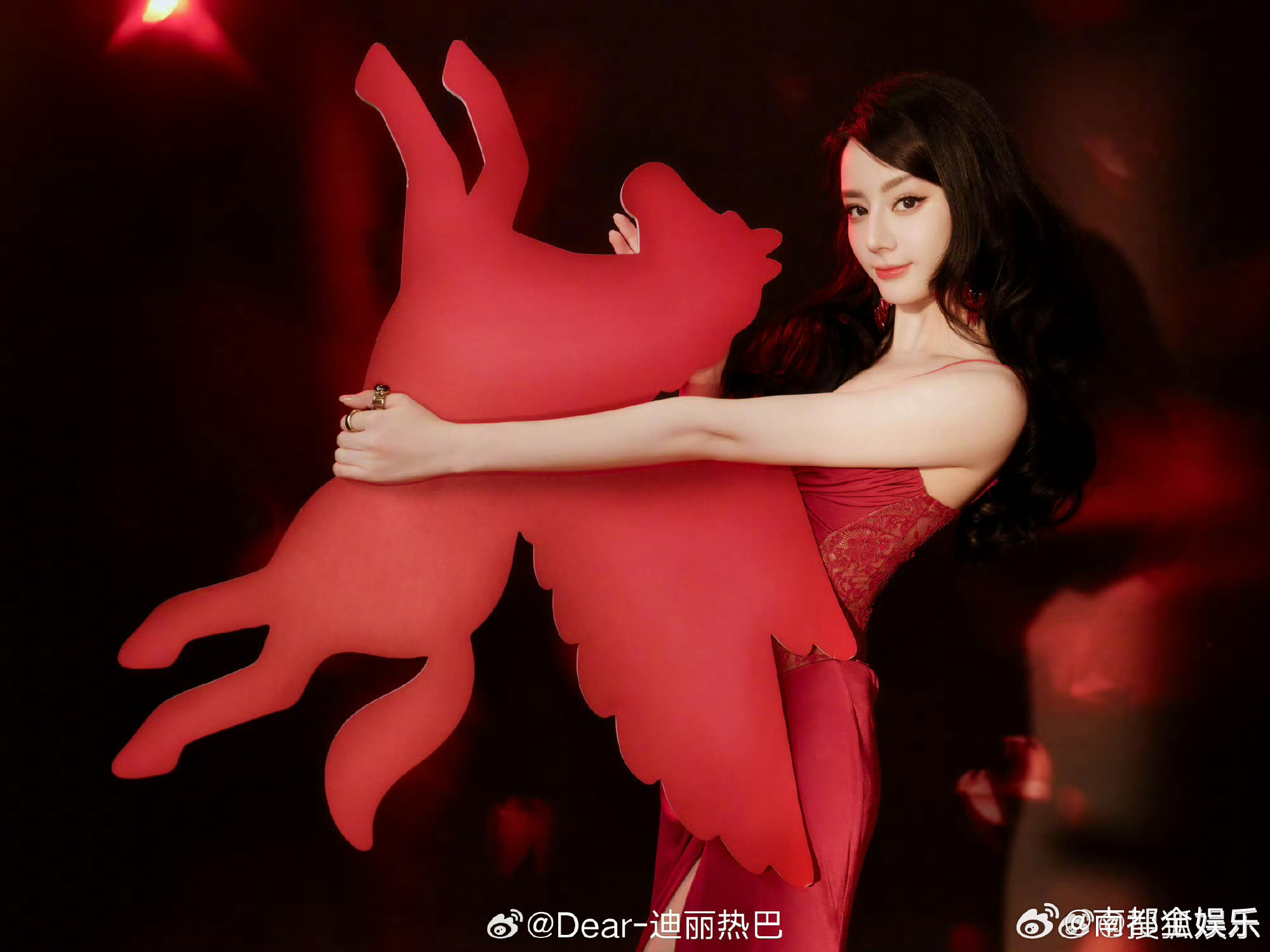 迪丽热巴报平安今晚，迪丽热巴发文报平安：“和大家报个平安，现在我和团队的伙伴们都