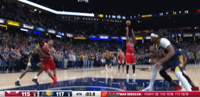 NBA赛场镜头：中投小王子德罗赞追分战术成功了，获得了球权，然后极限后仰跳投，命