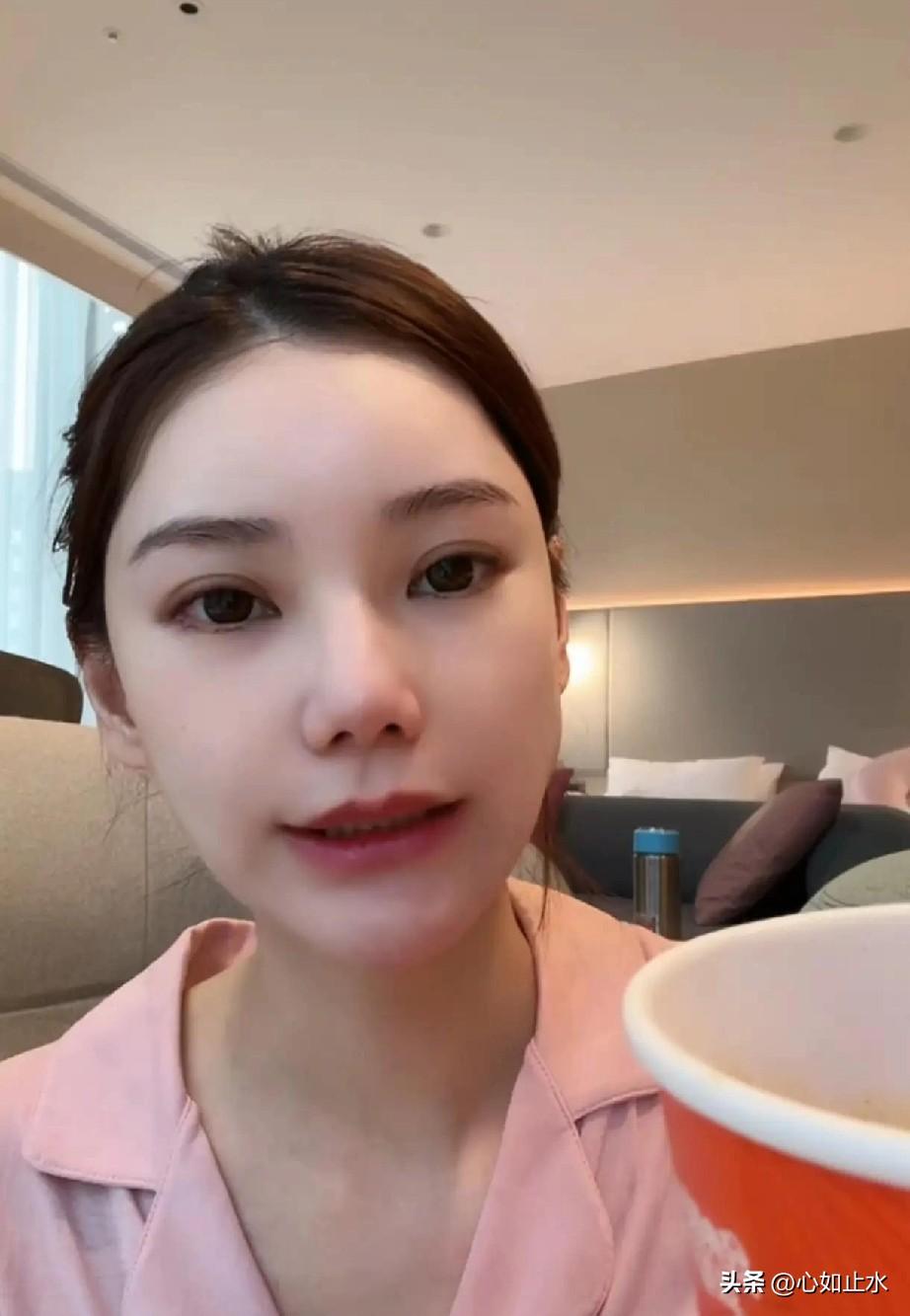 腿脚不便的老人独自赶飞机？槽点密集。

到底是疏忽还是误会。

围绕筱梅没送婆婆