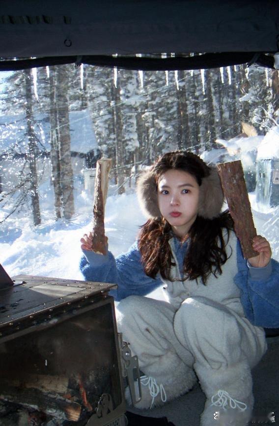 章若楠仅凭三张图，便将属于自己的独特风格诠释得淋漓尽致。 