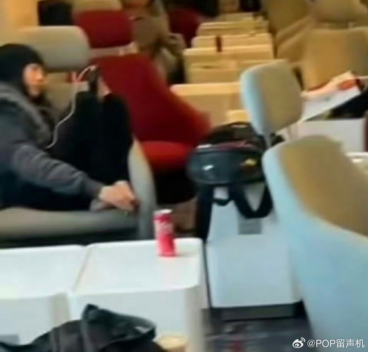 吉赛尔怎么在公共场合抠脚？ 