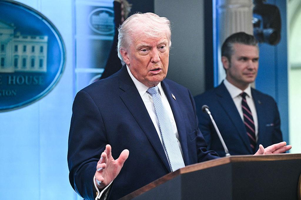 美国打伊朗，各国躲得远远的；可轮到中国，那些小国立马跟风，恨不得几十个国家一起上