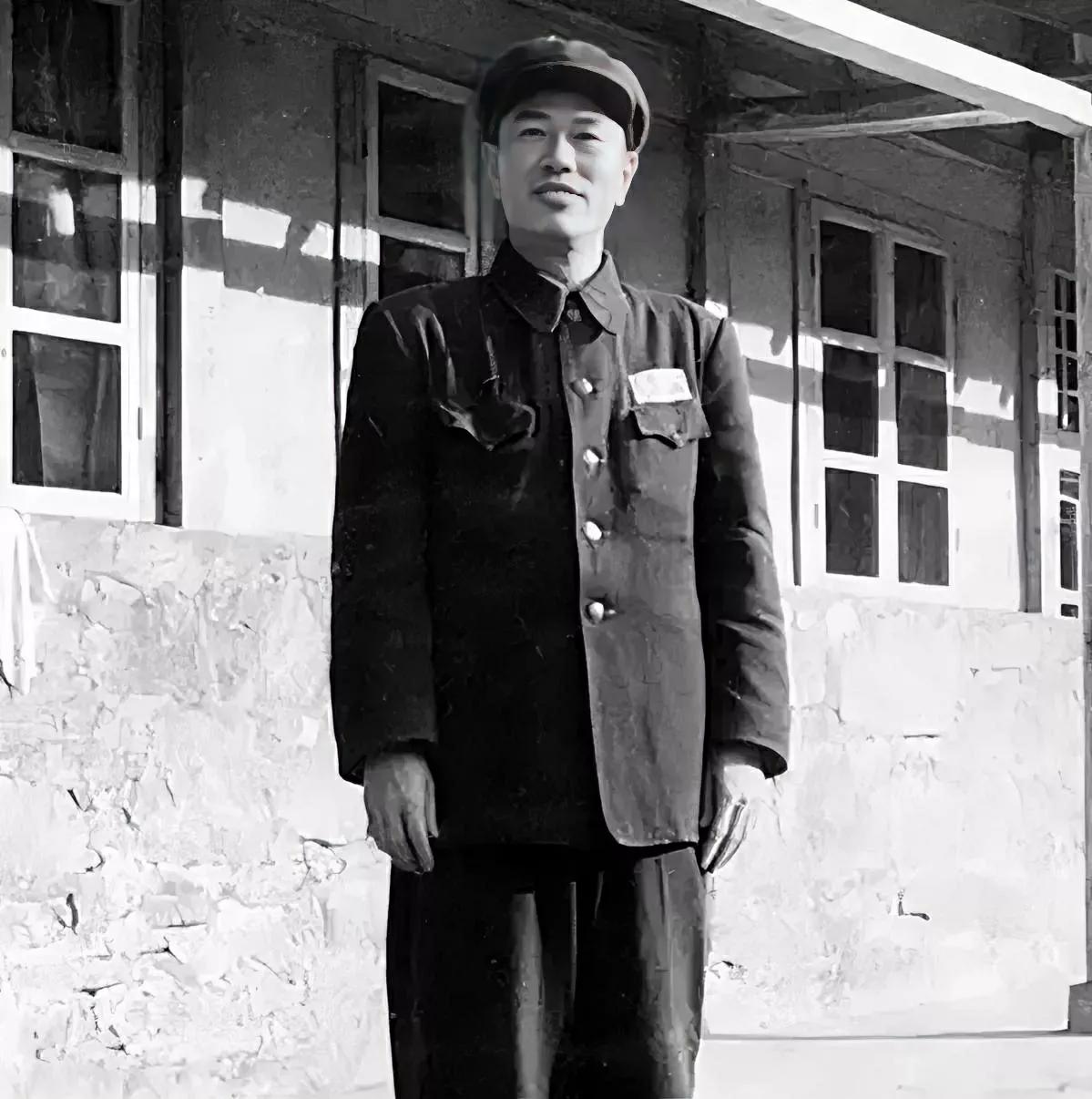 1949年，一名士兵拿着报纸兴奋地跑去找连长，说：“连长，你快看，我父亲上报纸了