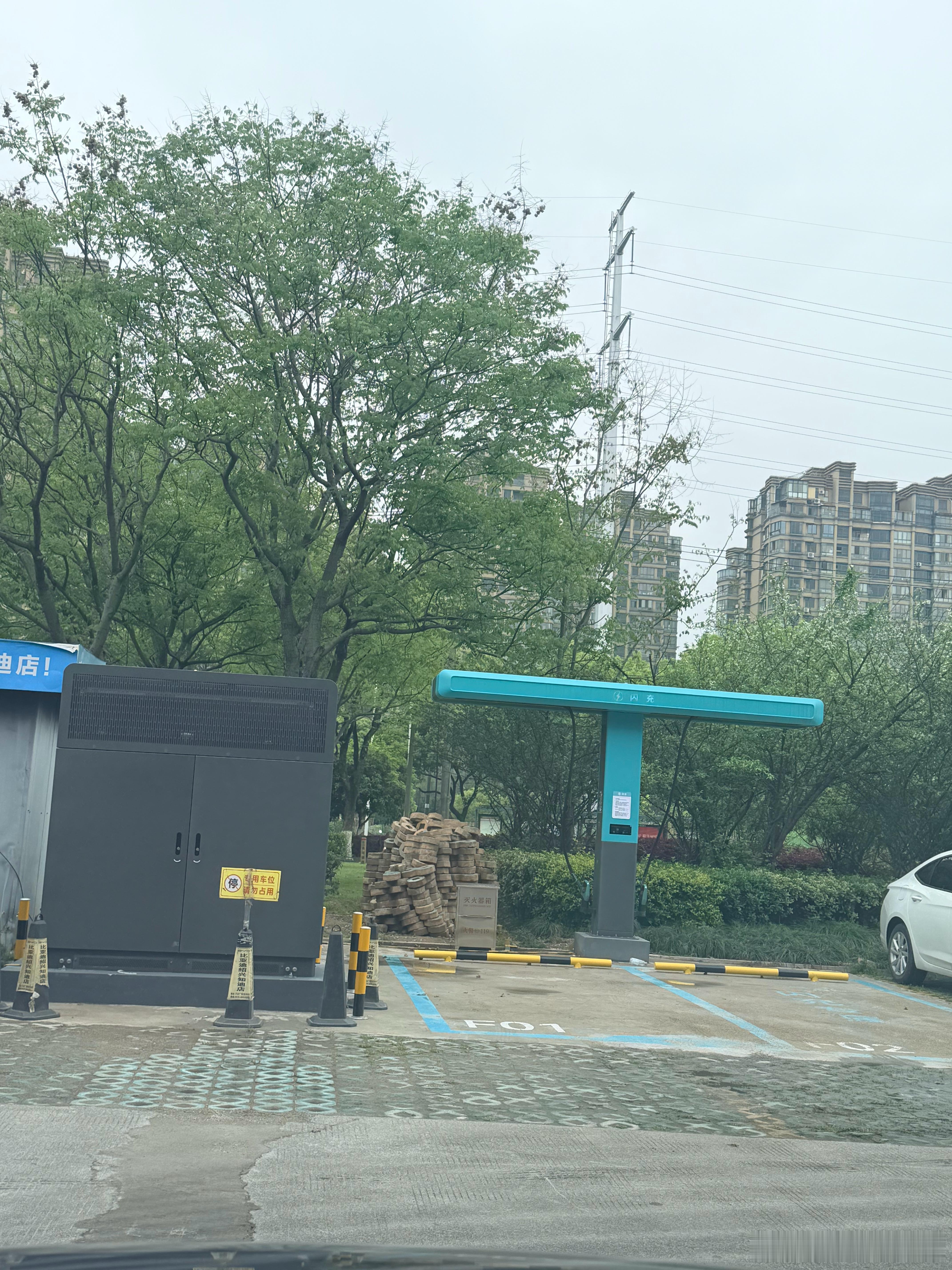 现在店端是不是规范了，没有停车位闪充桩也没有被占用了