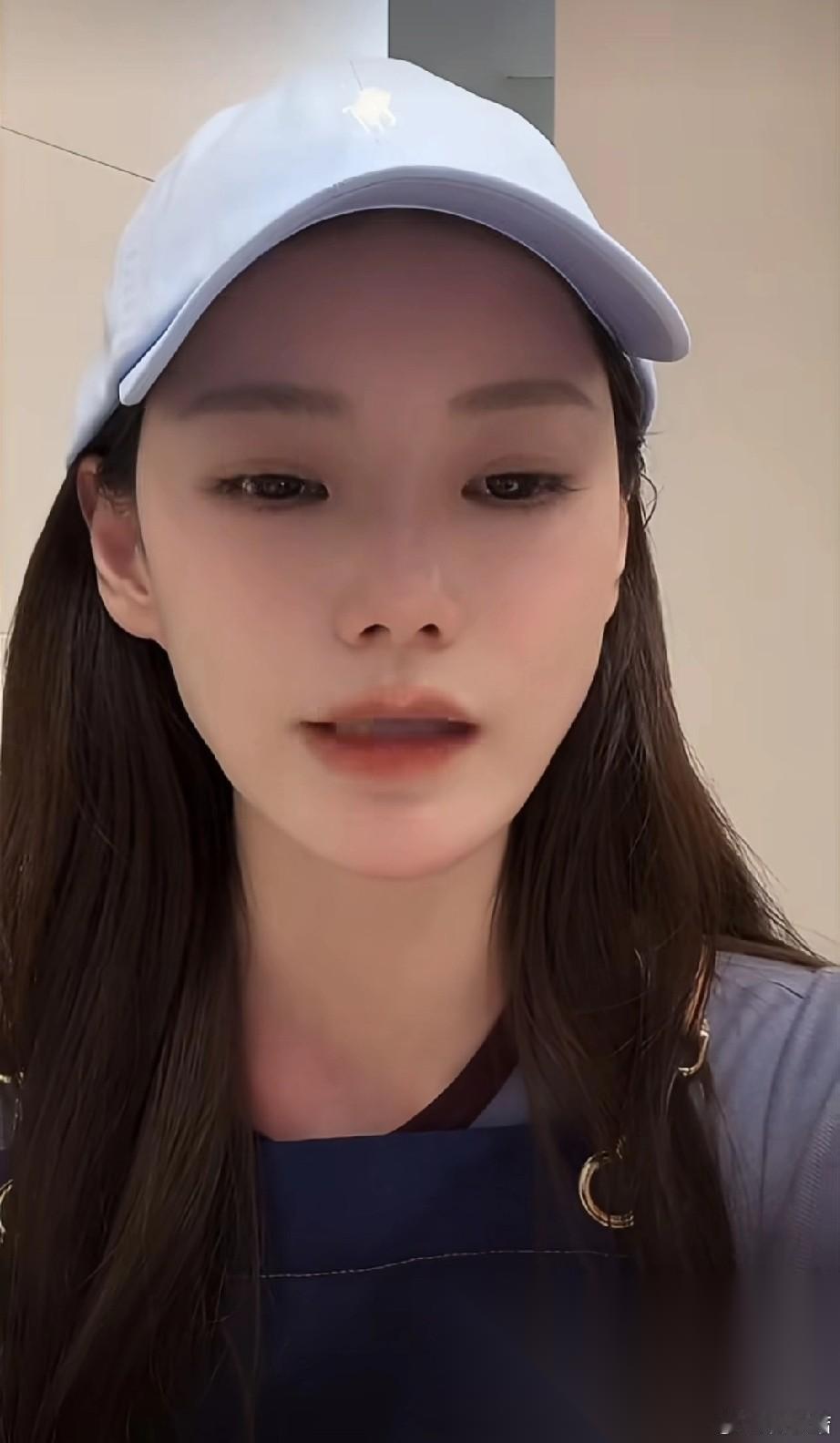 马筱梅的心机藏不住了！ 她直播的时候戴上了围裙，然后捂着鼻子说太臭了。言外之意就