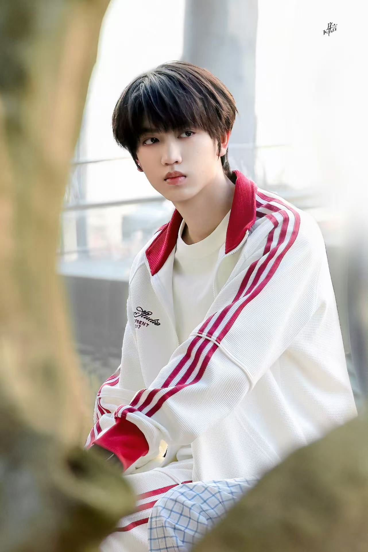 张桂源音乐节 咱就说我们桂源即使简单的口罩连帽衫，也是人群中帅的很出众，也期待和