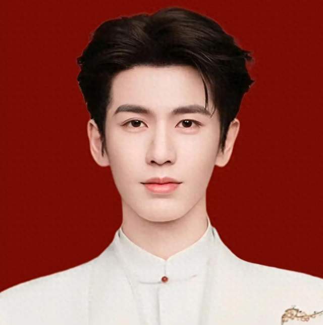 从小就是小巨人！张凌赫小学旧照出圈，六年级身高就碾压同龄人