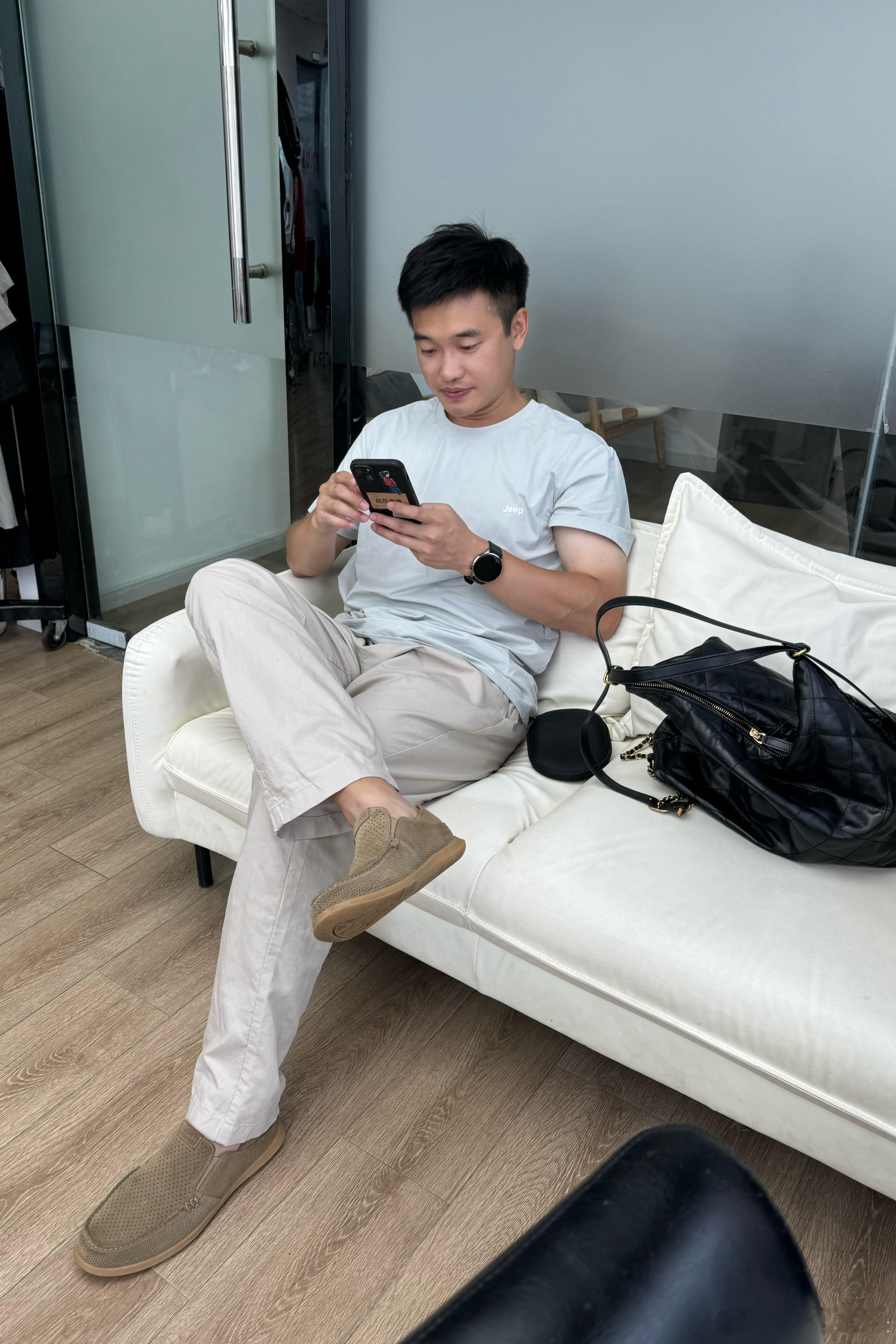 我日子也是好起来了，我丈夫居然有空陪我来烫头发，感动到流泪。（看看虎姐夫大小臂的