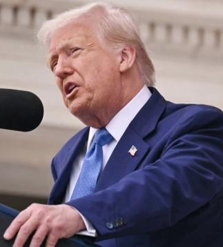 伊朗死扛美国，愣是没倒！很多人以为这证明了伊朗有多强，错了！这场冲突真正打穿的不