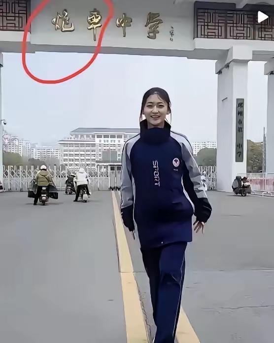 邳州一中校服美女火了！这才是最美的校服