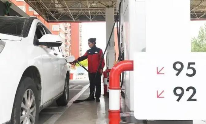 【油价暴跌超10%油价突然跳水原因】当地时间5月6日，白宫方面认为，美国和伊朗正