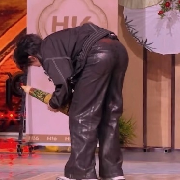 丁程鑫清唱情非得已 哈哈哈这个小丁怎么这么萌，手脚并用爬楼梯上楼，原来是因为坐飞