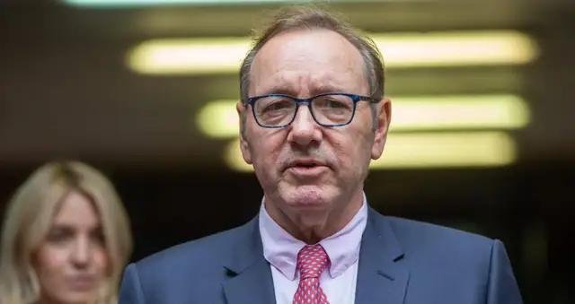 《纸牌屋》男一号跌入“斩杀线”
奥斯卡得主凯文史派西是《纸牌屋》男主，现在没家没