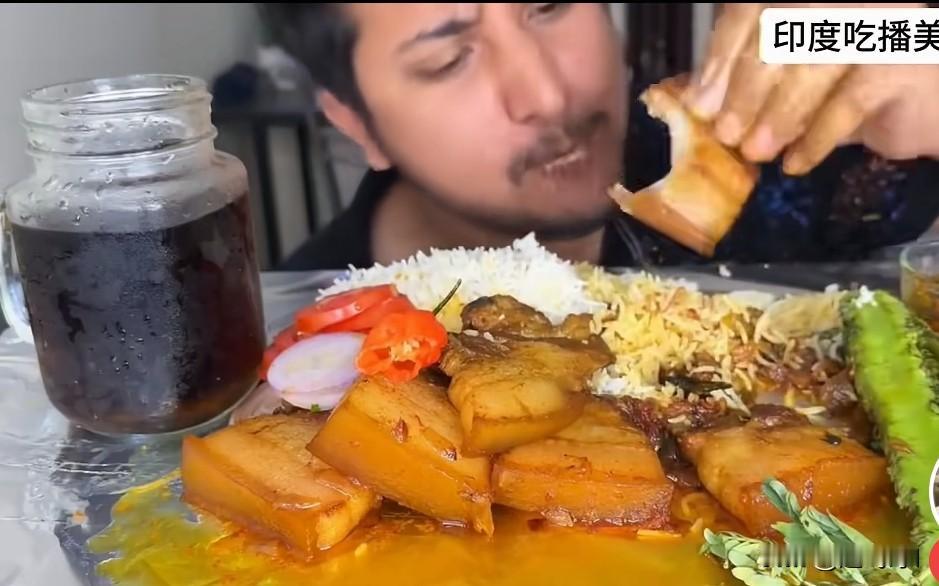 小刀嘎屁股--开眼了，
看印度人吃猪肉、吃米饭，用手抓，印度也有勺子，为什么他们