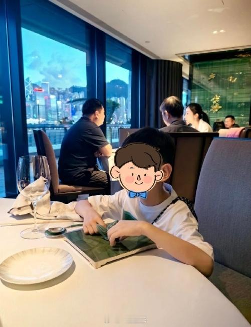 #韩雪夫妇与好友聚餐# 有网友在餐厅偶遇了韩雪夫妇与好友聚餐，照片中韩雪头扎马尾