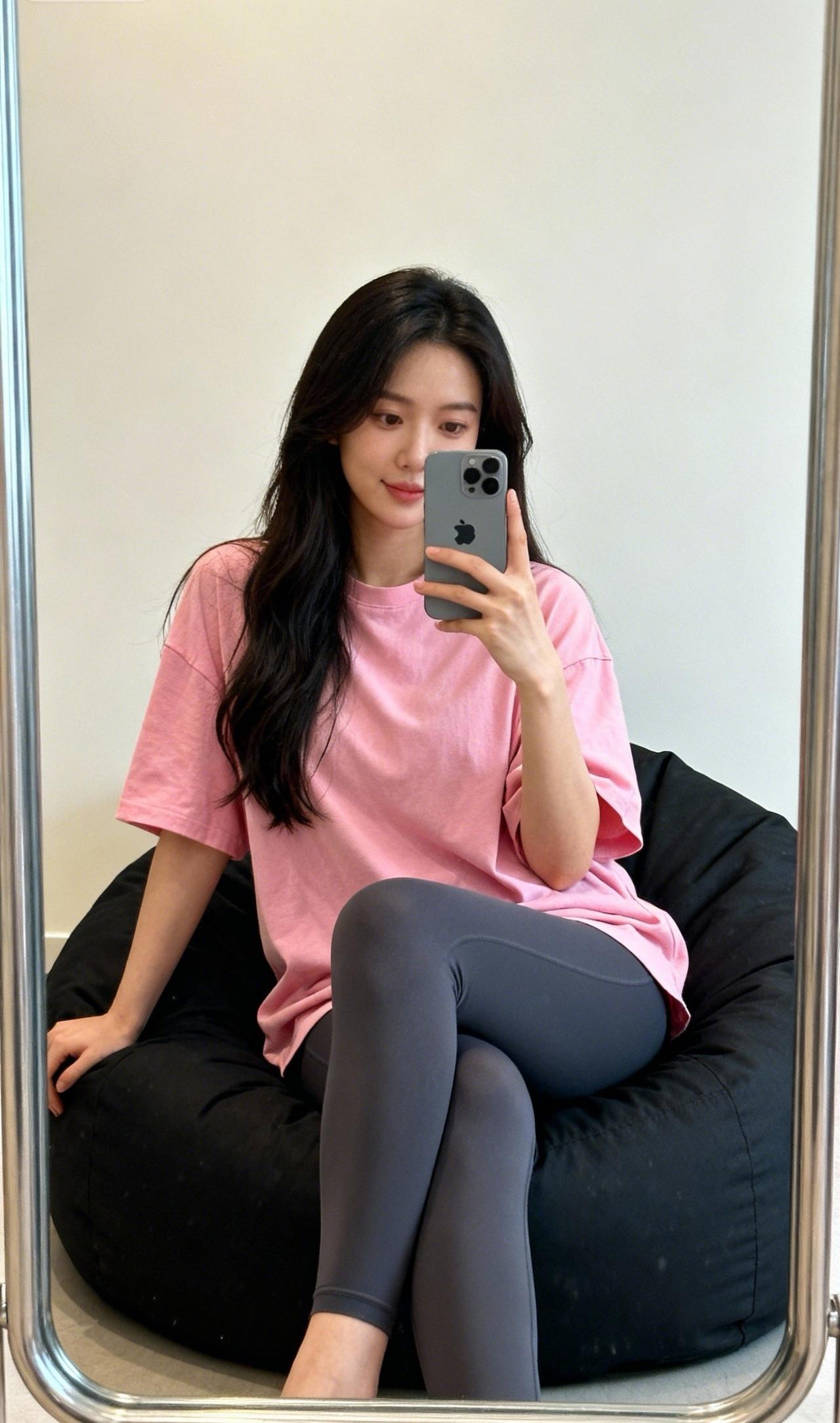 她坐在豆袋椅上自拍。甜系自拍写真 漂亮的小姐姐，大长腿