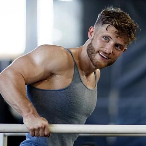 健身领域网红杰夫·尼帕德（Jeff Nippard）在一条新推文中为比莉（Bil