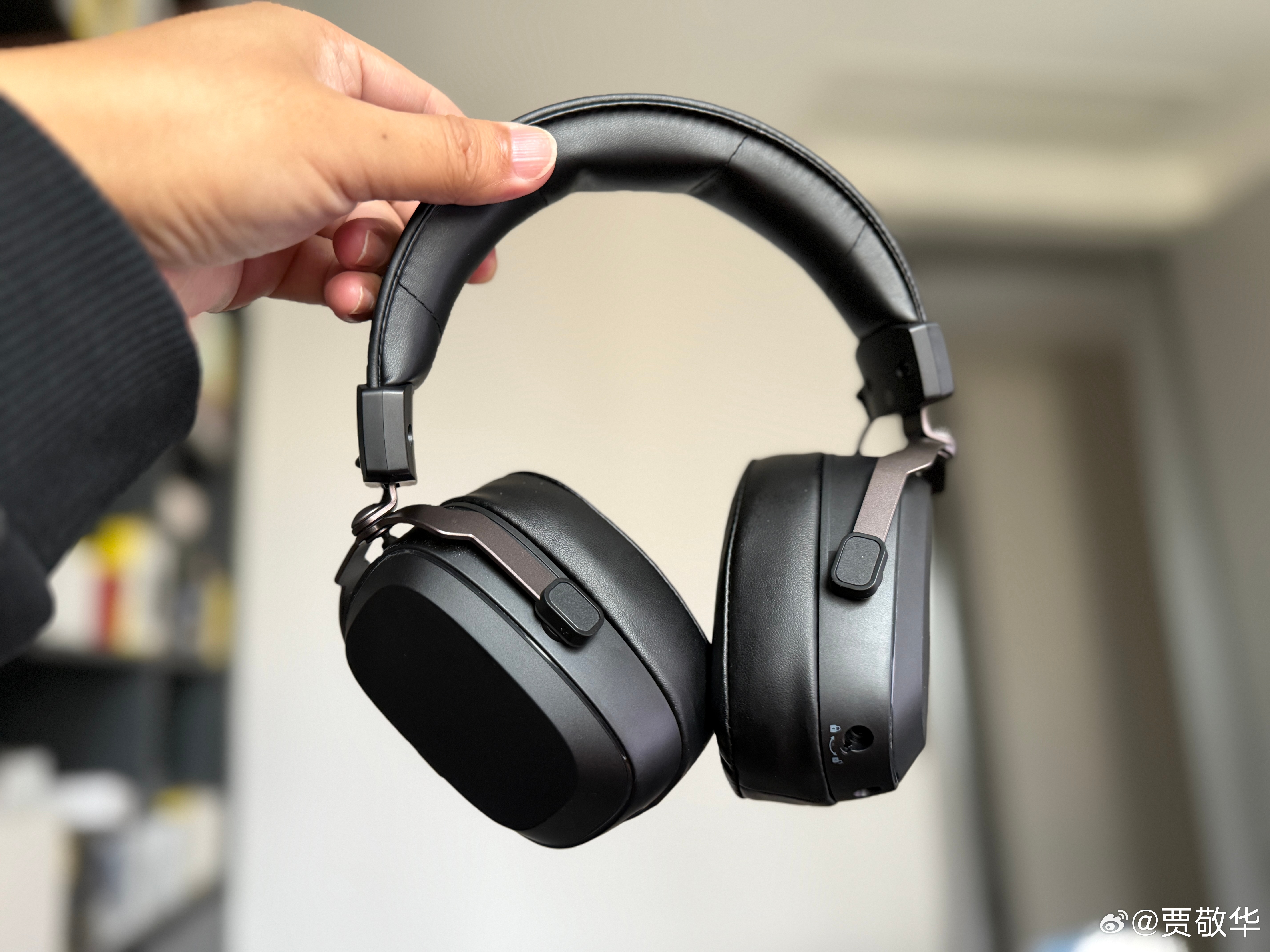 马上过冬了，选一款头戴式耳机，既可以保暖，音质还更好。重点是，头戴式耳机的续航更