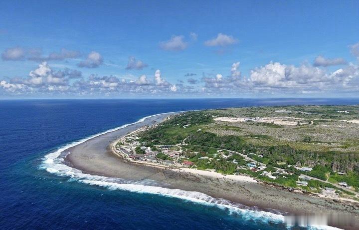 瑙鲁正式更改国名瑙鲁共和国是世界上最小的岛国，陆地面积仅21.1km²，人口约1