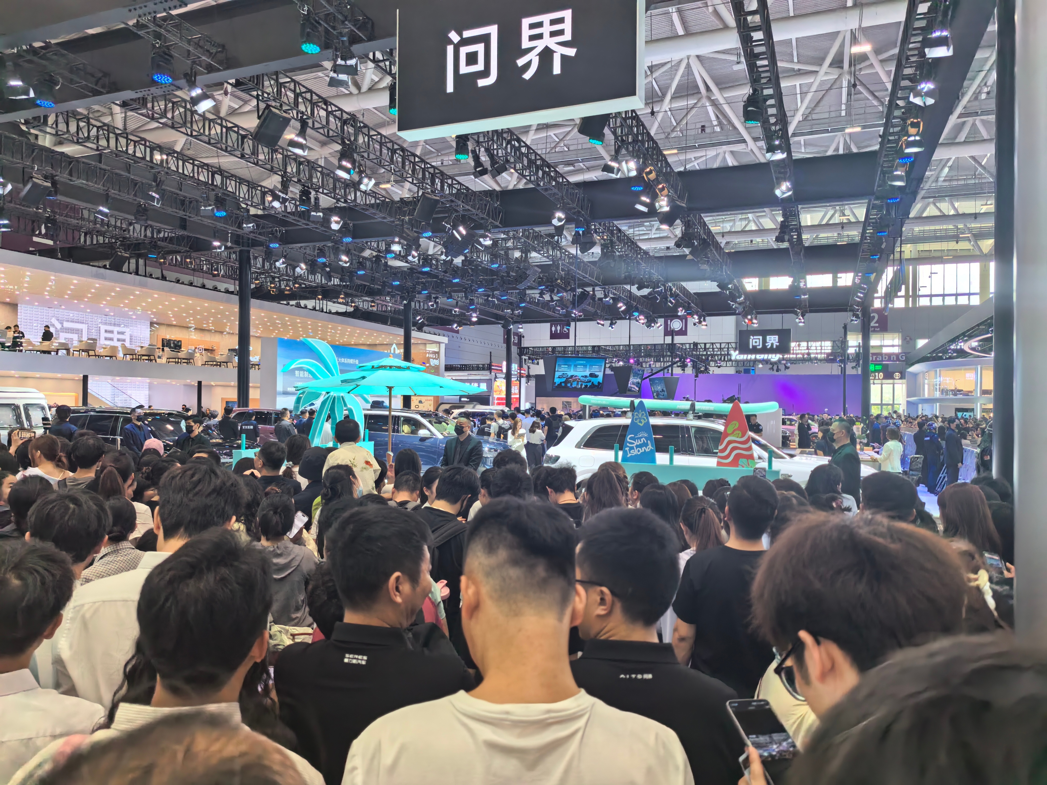 问界这个展台太火了，根本进不去。2025粤港澳大湾区车展  ​​​