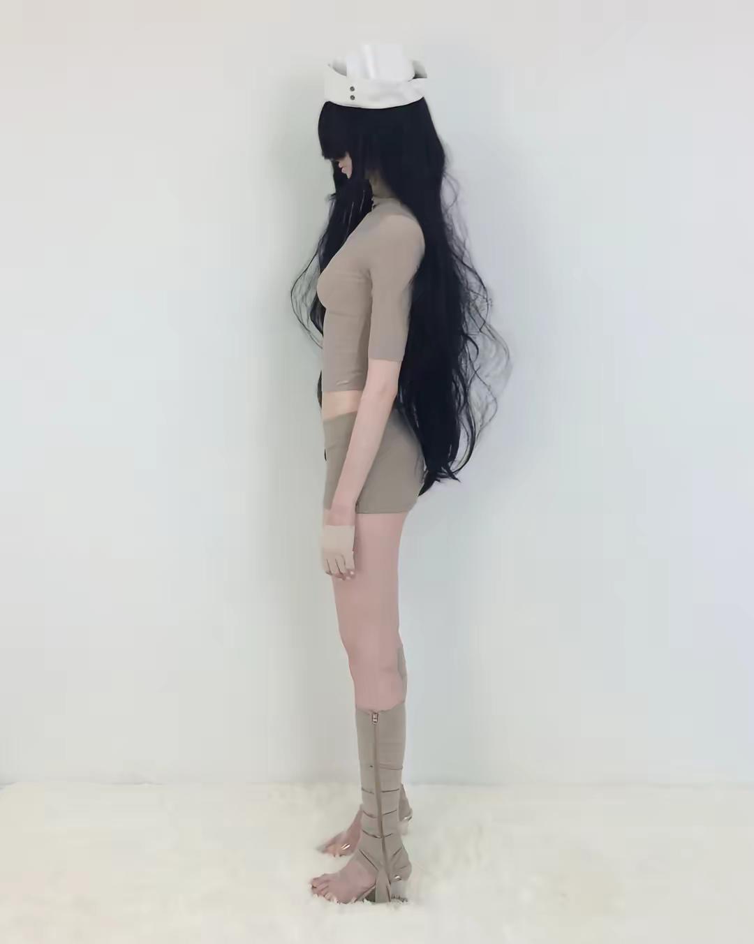 -bonnae 将 SKIMS 感紧身衣千禧辣妹化.-这一组颇具 SKIMS 质