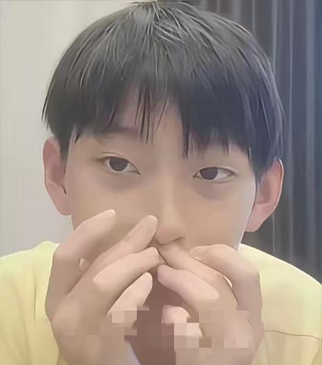 谁看了小箖儿的近照，都会忍不住感叹基因的神奇！长大之后的小箖儿五官慢慢长开，神态