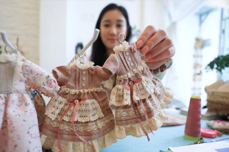 几厘米的娃衣卖2千元，缝纫机踩冒烟，这事儿听起来离谱，却真实发生了。浙江桐乡的傅