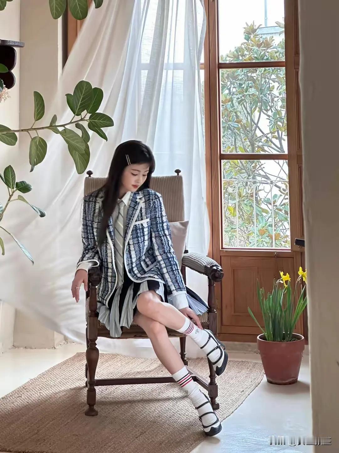 有了小白袜，
就调皮很多，
就可爱很多，
就是我们的邻家妹子啦！