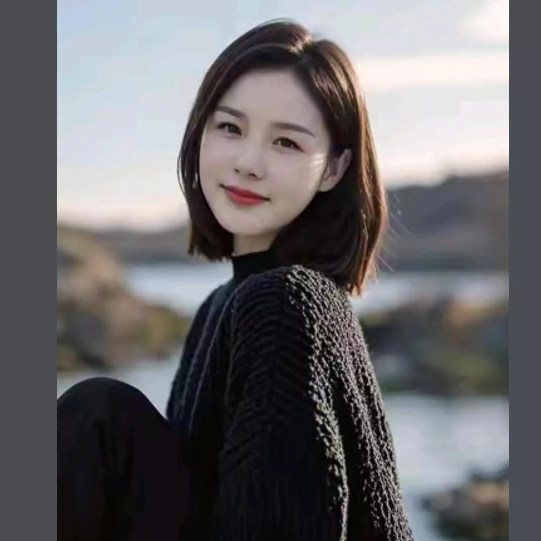 清风吹面过，笑靥如花开。她笑靥如花 风吹过的是岁月 淡雅笑靥 仍然笑靥如花 缘于