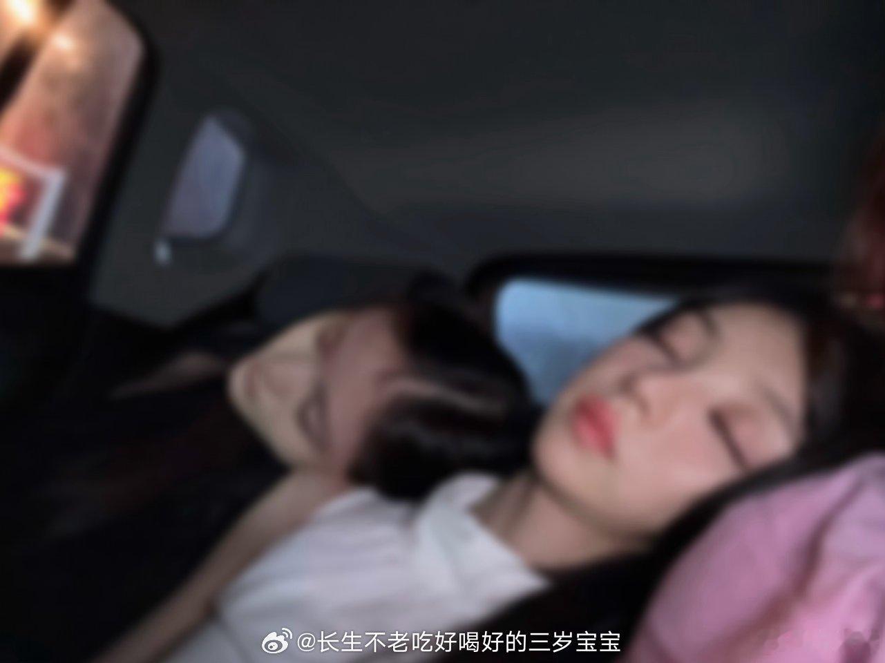 田曦薇晒照为肖露庆生看着合照里两人依偎的样子，真的感叹田曦薇待人太真诚了！不管多