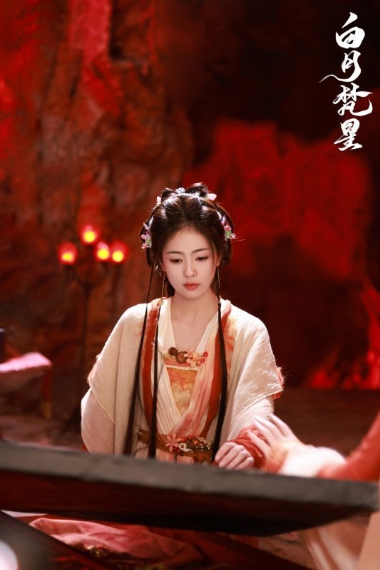 白鹿一览静幽  白鹿白烁ootd 白鹿白烁ootd来啦，一览静幽的白色系妆造oo