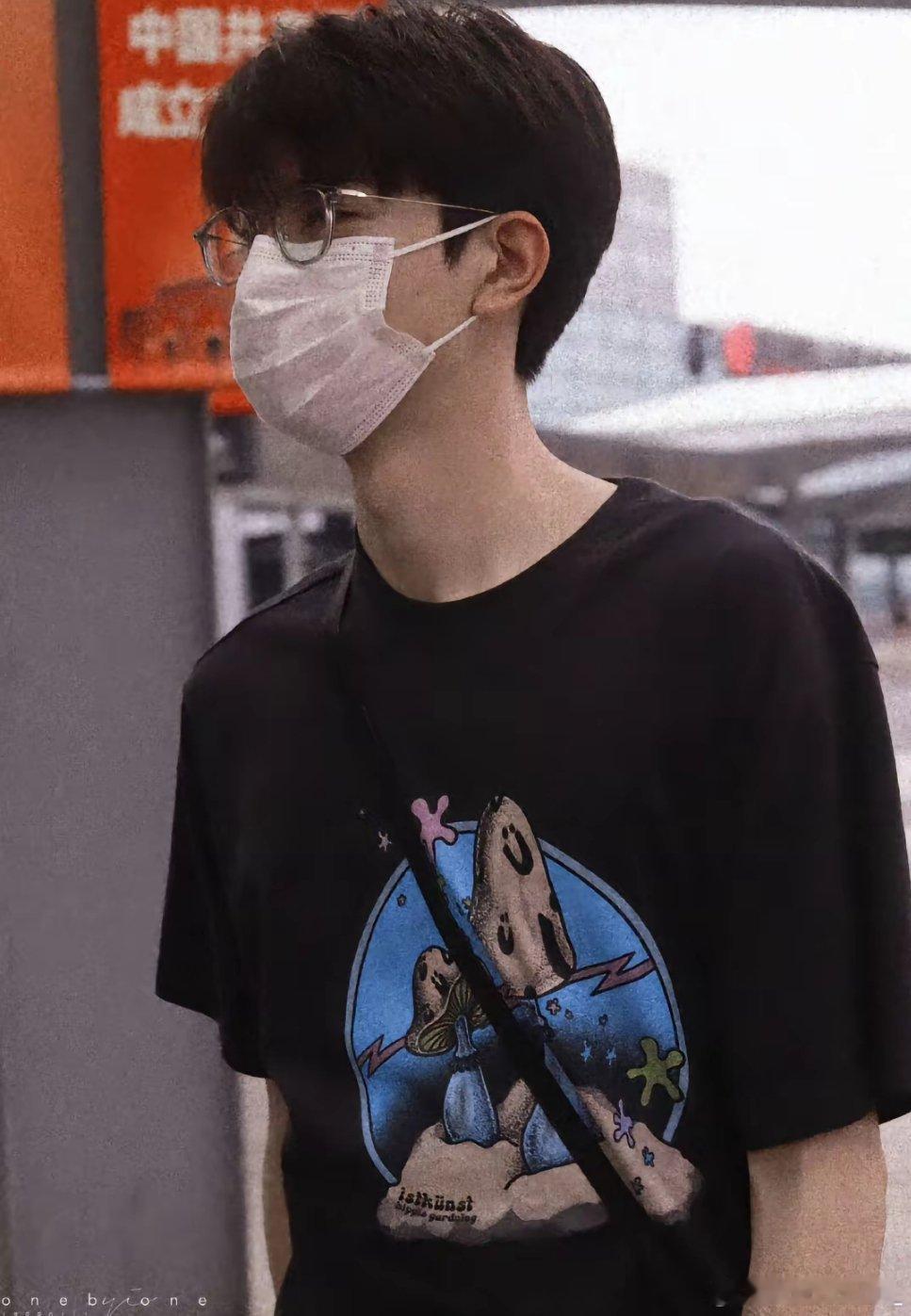 #林一[超话]# 可恶，虽然戴着口罩但是我一眼就看出来这是我的一辈子[害羞][害