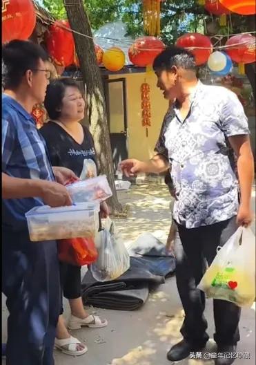 粉丝到大衣哥朱之文家里送礼，据说大衣哥朱之文家每天都有很多粉丝过来送礼，大衣哥用