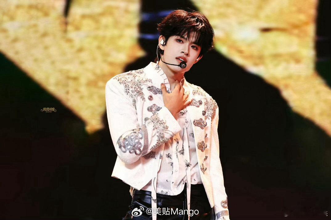 张极solo舞台到时说爱我沉溺在张极温柔演唱里，音色清亮醇厚唱功稳定有力。舞台状