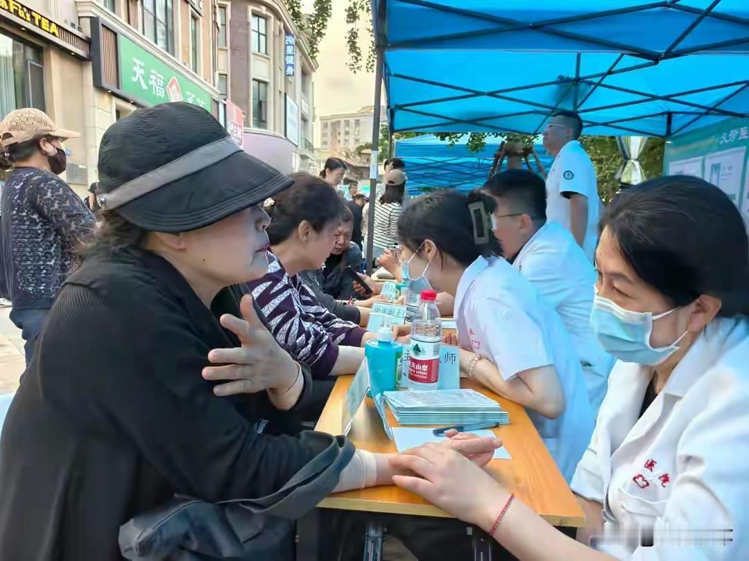 当足球遇上药香：大连中医药夜市火爆出圈，带你沉浸式养生！

当绿茵场上的热血呐喊