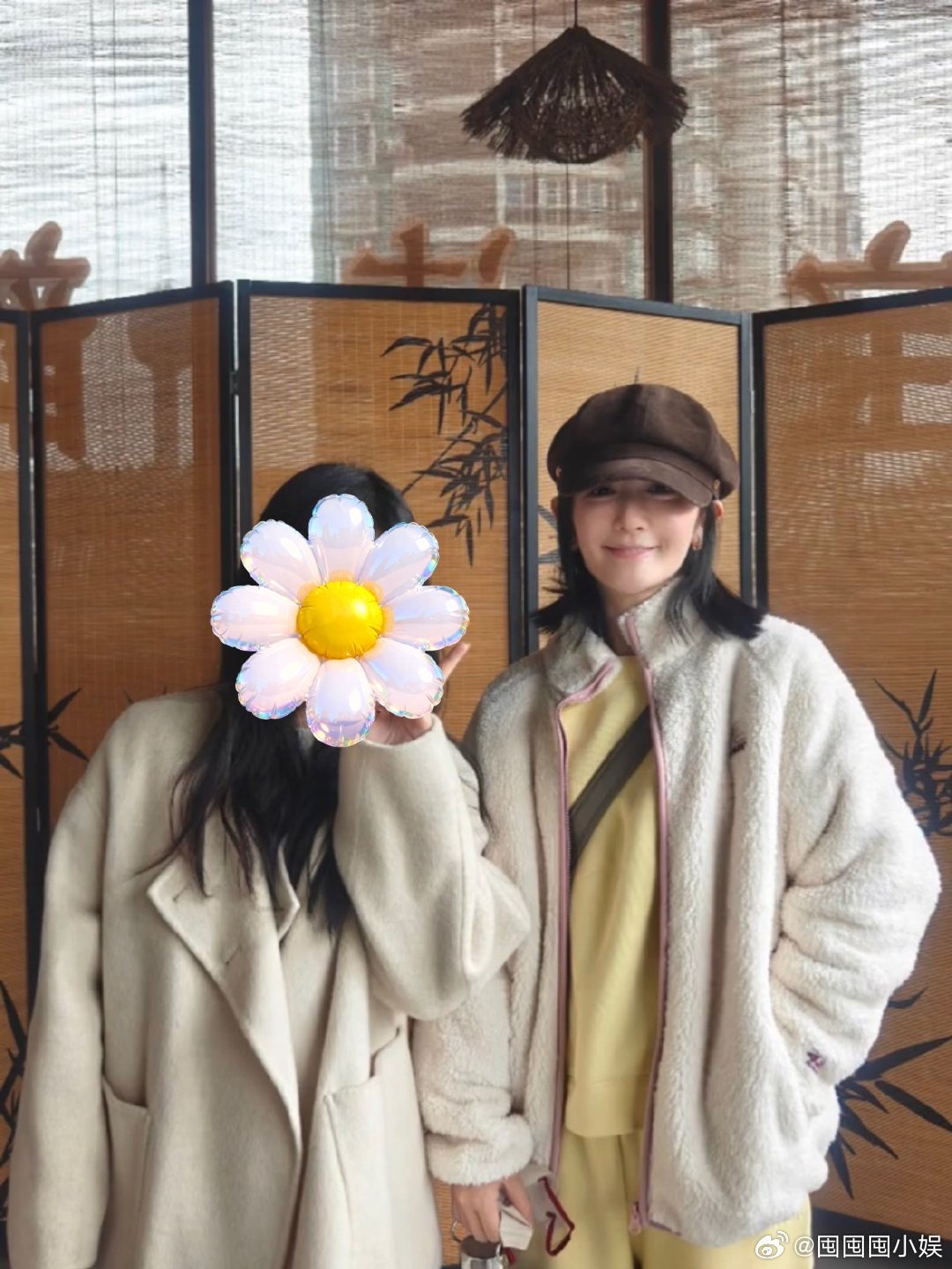 四川偶遇谢娜谢娜与网友合照四川偶遇谢娜，娜姐穿搭简约舒适，整个人看着特别有活力 