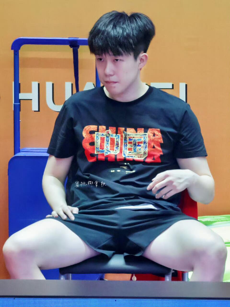 想不明白为什么要叫王楚钦大头？我看这不是挺正常的嘛～不过他的发量蛮多的一看发质就