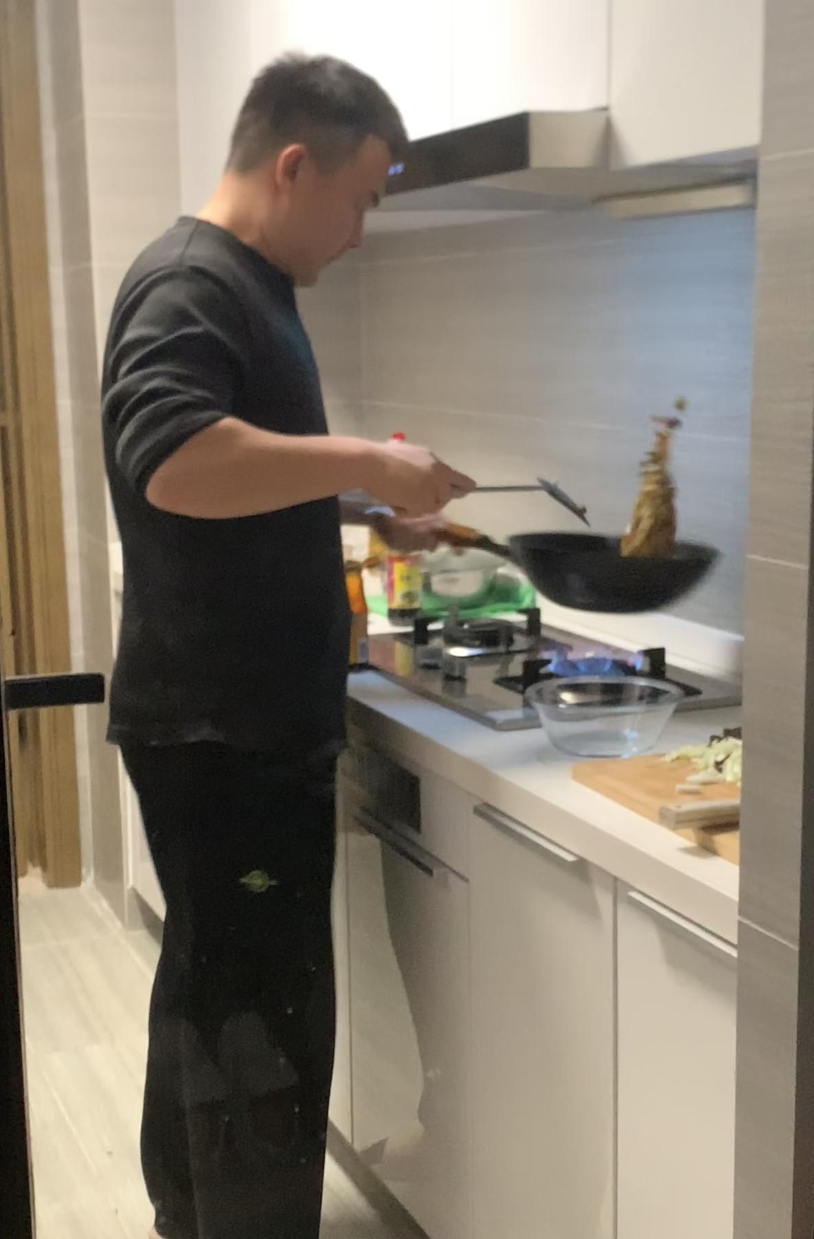 烦透了，每天吃老公做的饭。

他每天下午6:00下班。我6:30之后下班，回到家