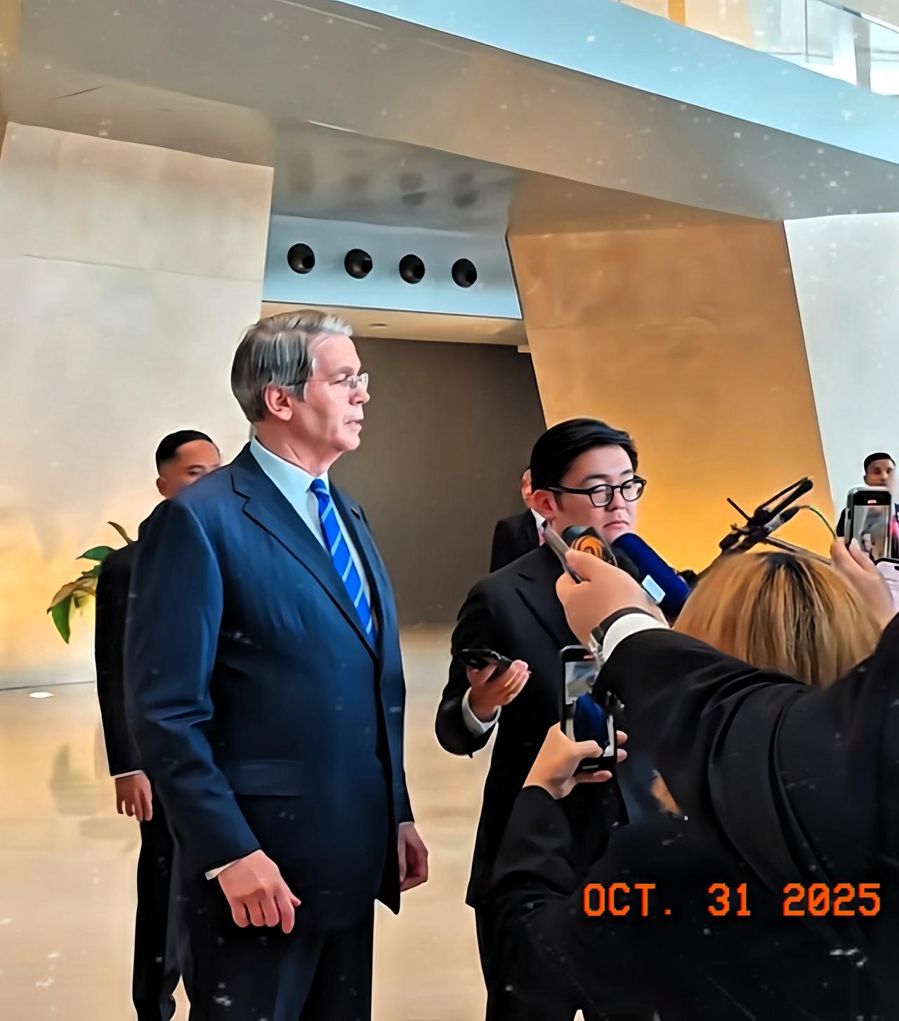 美国参议院民主党领袖舒默直言，别轻信特朗普的空话。接下来，他必定会把中美达成的经