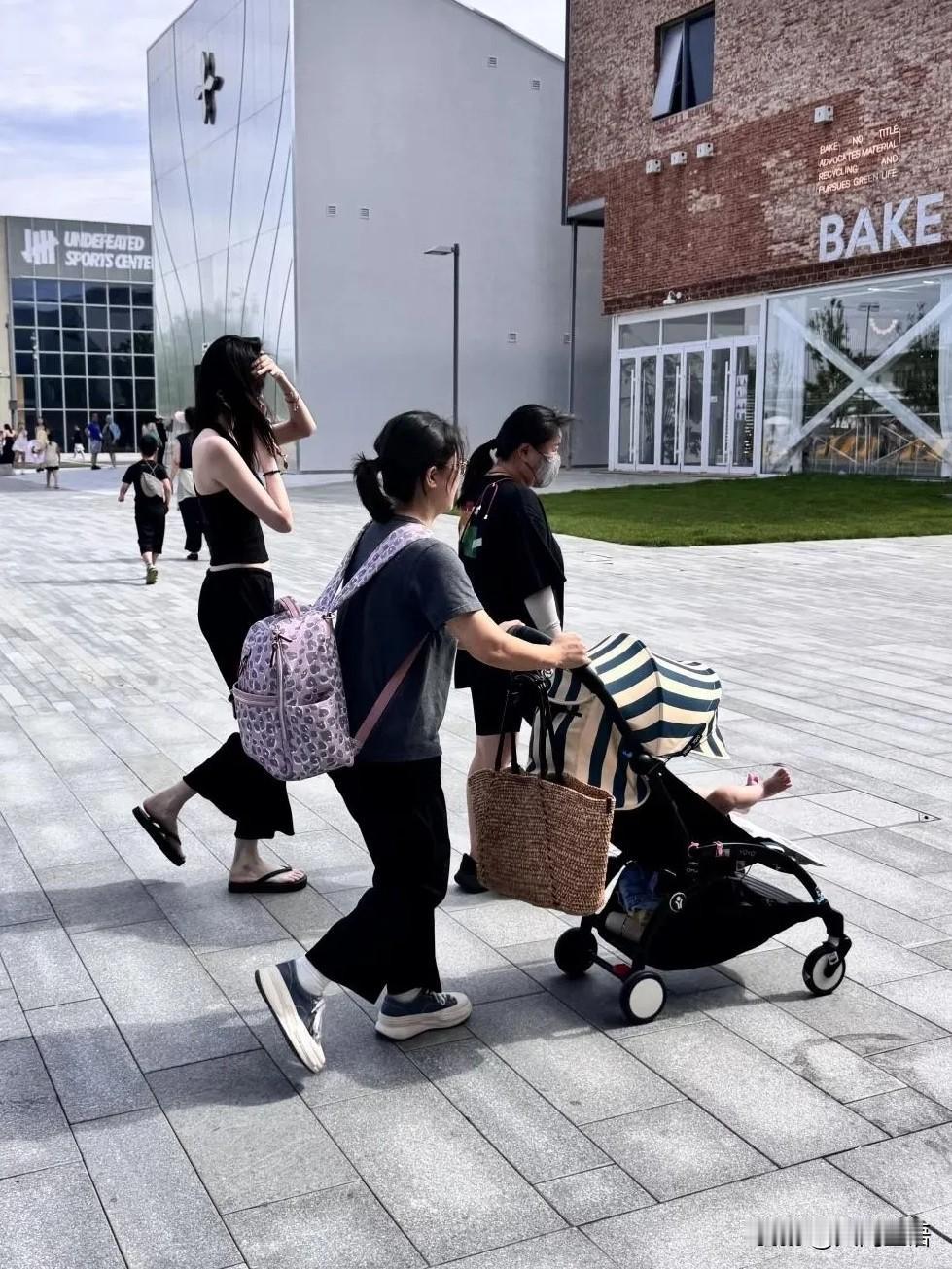 近日，网友在阿那亚偶遇何穗带娃出游，身边有不仅两个保姆轮番照顾宝宝，自己状态也好