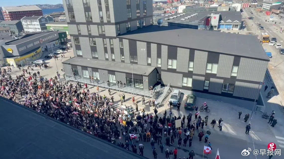 格陵兰人在美国新领事馆外抗议特朗普当地时间5月22日，格陵兰首府努克上演了一场直