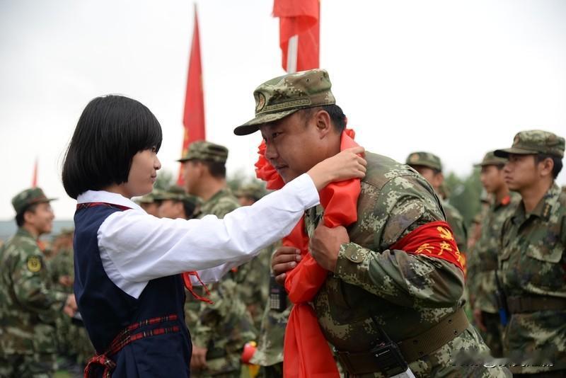 表达对人民子弟兵的敬意和感谢，绝不能仅仅停留在口头上。春节期间，他们坚守在各自的