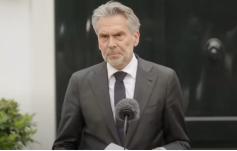 荷兰之所以敢和中国硬碰硬，其实他早已把阿斯麦算在了里头。但荷兰千算万算一定没算到