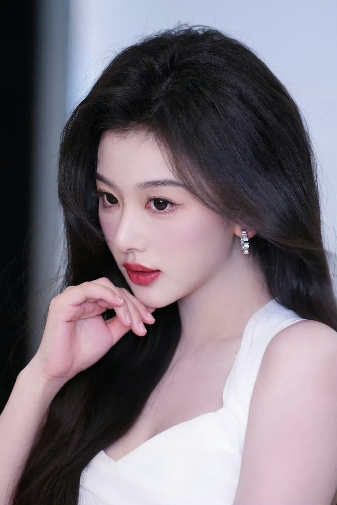唐毅化的孔雪儿孔雪儿原生姐感妆唐毅老师太懂拿捏美感了！原生质感妆容清透高级，弱化