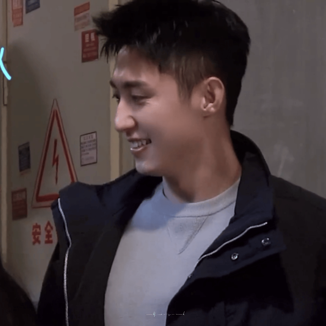 黄景瑜[超话]   入眼都是大胸肌[融化][融化]素材来源cr：logo🐳 黄
