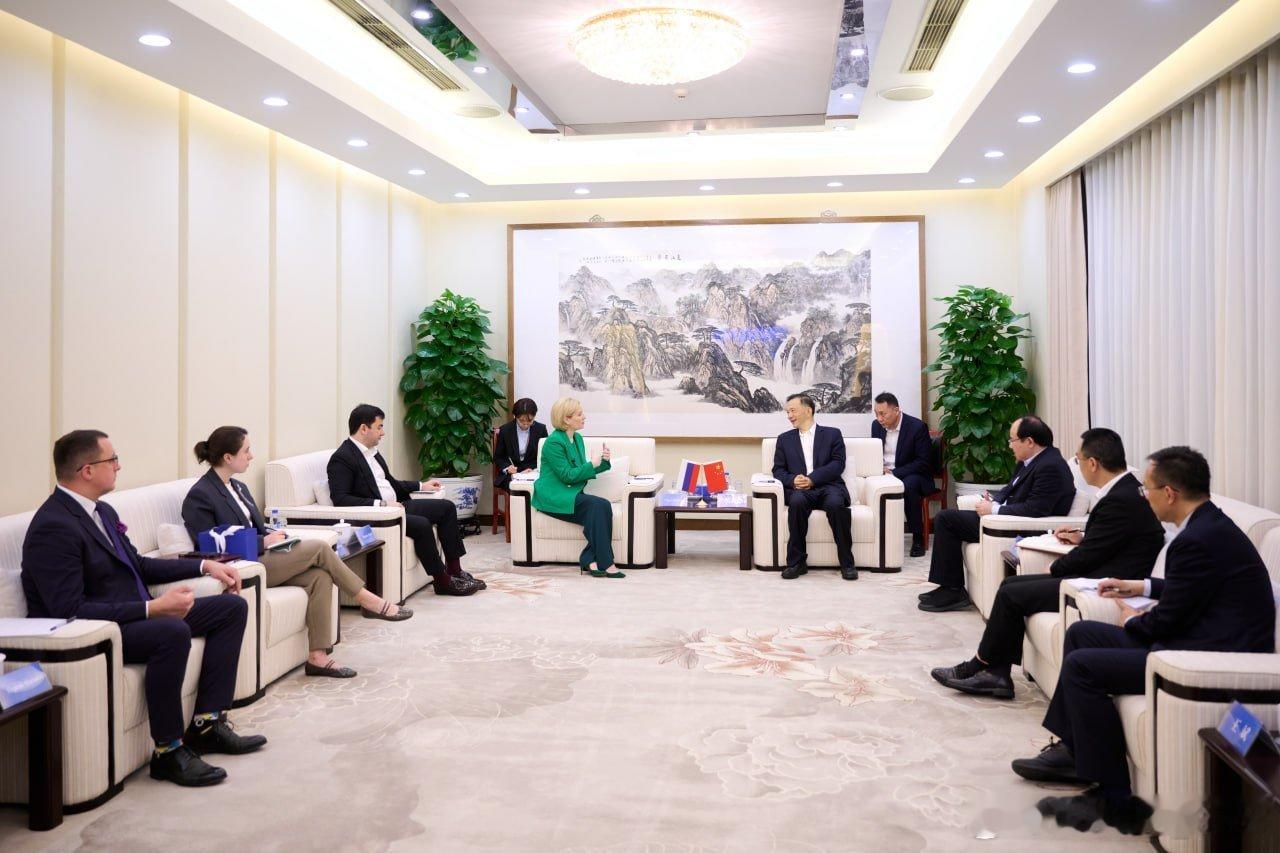 中央广播电视总台台长慎海雄在京与来华访问的俄罗斯文化部长柳比莫娃举行会谈。 
