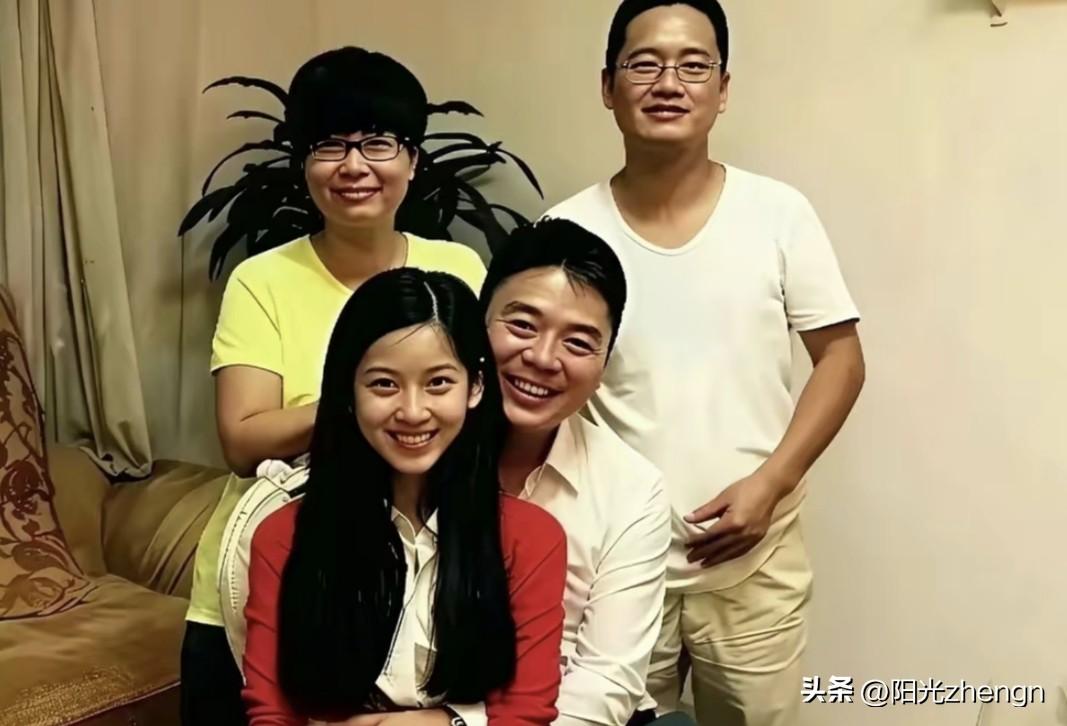 照片后面站着的一男一女，是章泽天的爸爸妈妈。

拍这张照片的时候章泽天才20岁，