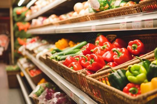 机器越转越快，生产的东西越来越多，照理说东西该便宜，大家更能买才对。

但现实是