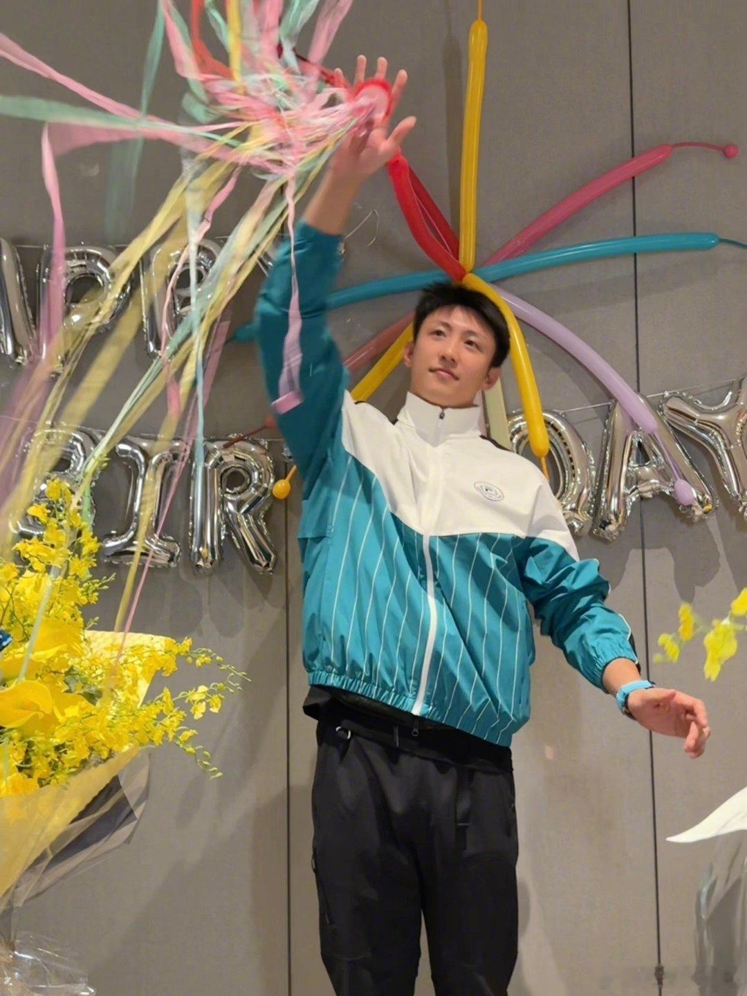 黄景瑜 一起许愿一切都好 怎么会有人逆生长啊，32岁的大男孩生日快乐呀～满满的少